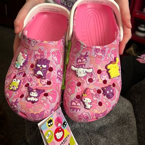 hello kitty crocs size 7